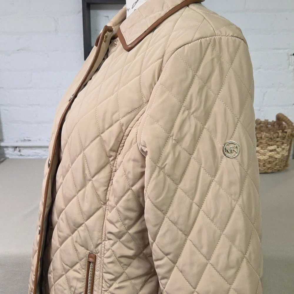 Michael Kors Quilted Beige Puffer Jacket Gold Accents Size LARGE